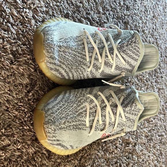 Yeezys 9.5 - Picture 4 of 6